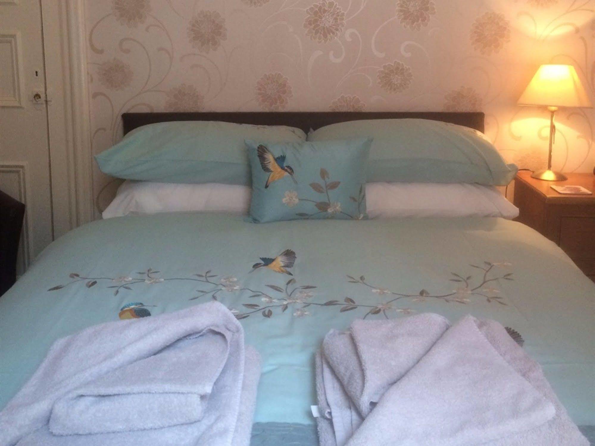 Glenora Guest House Вітбі Екстер'єр фото