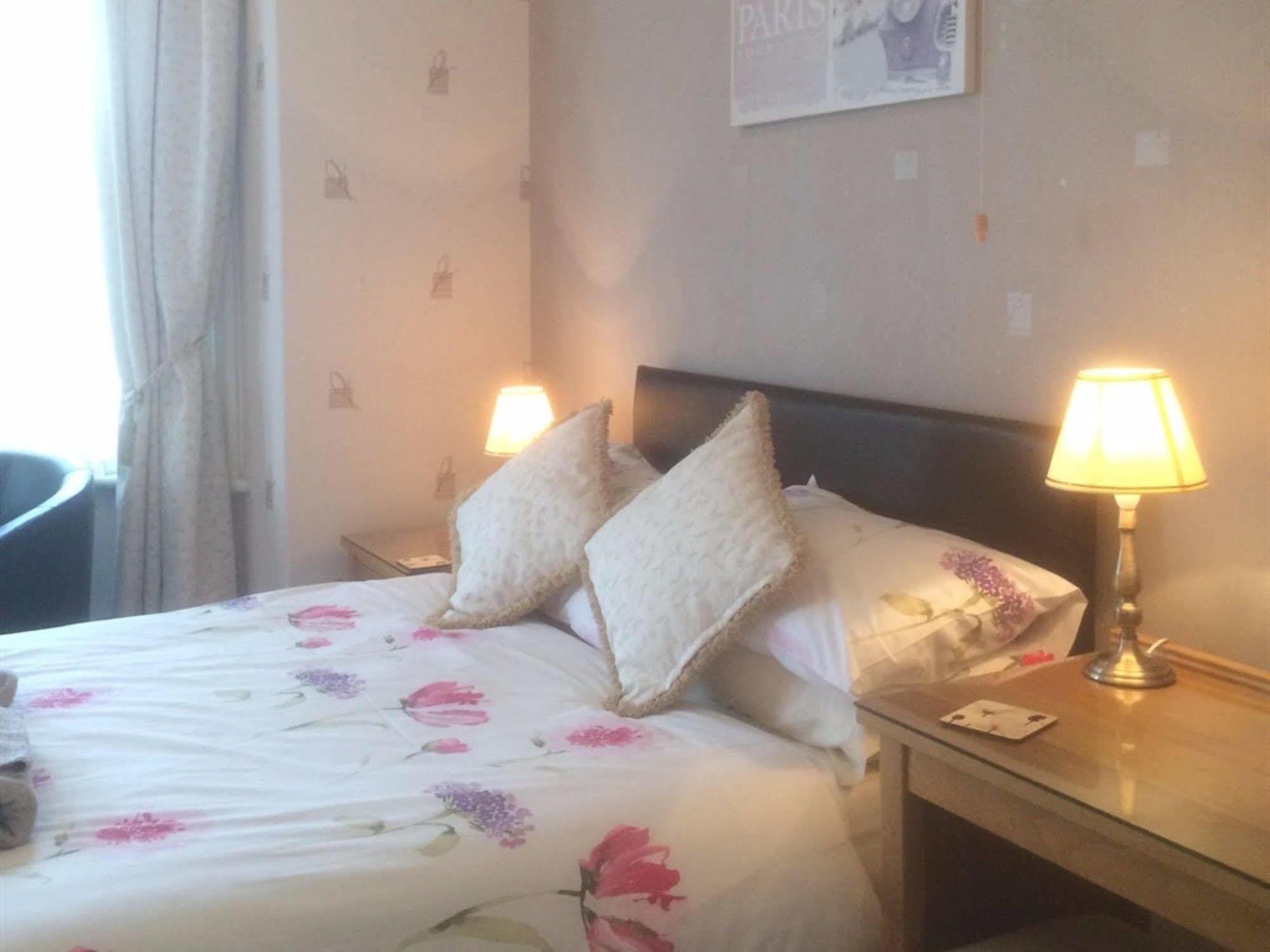 Glenora Guest House Вітбі Екстер'єр фото