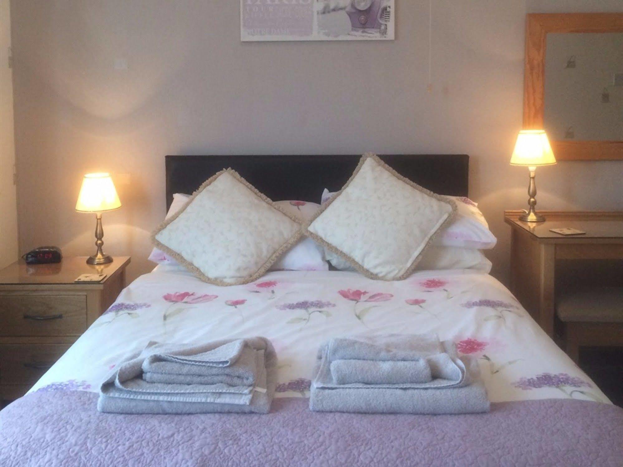 Glenora Guest House Вітбі Екстер'єр фото