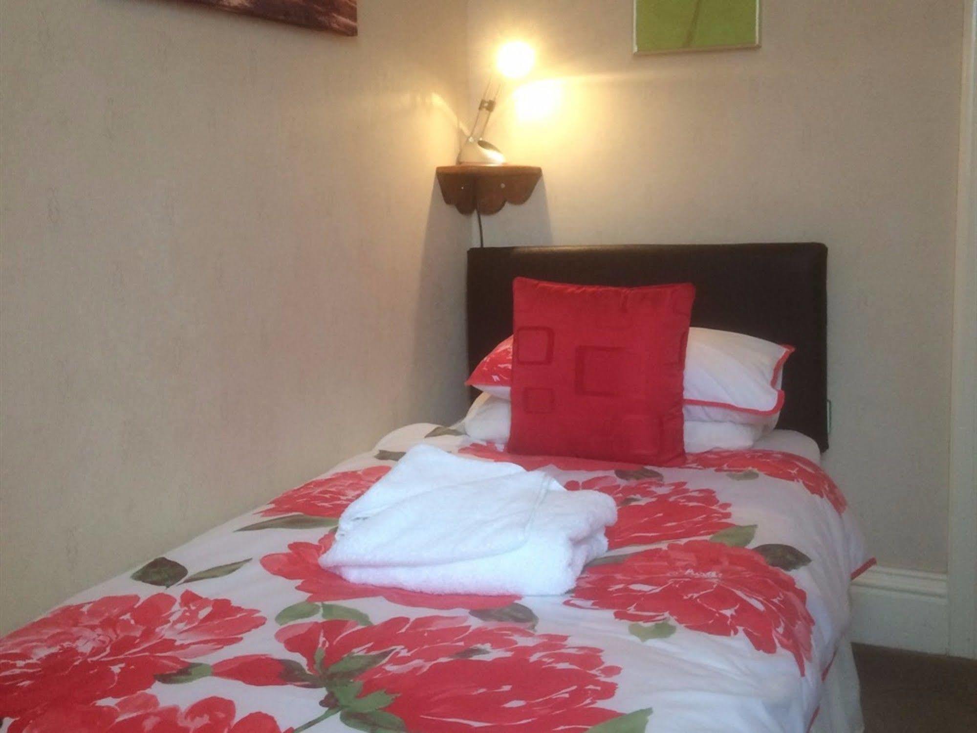 Glenora Guest House Вітбі Екстер'єр фото